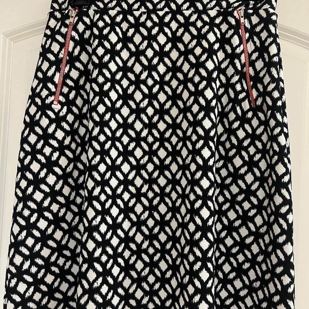 Black and White Patterned Skirt by Le Lis Collection